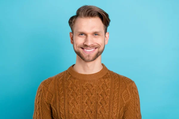 Zdjęcie szczęśliwego atrakcyjnego młodego człowieka dobry nastrój uśmiech wesoły odizolowany na pastelowym tle niebieski kolor — Zdjęcie stockowe