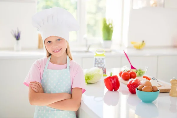 Foto di giovane attraente bambina felice sorriso positivo fiducioso mani incrociate cucina fornello cibo al chiuso — Foto Stock