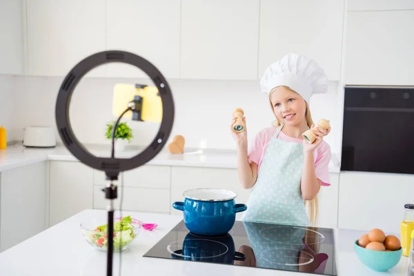 Foto di giovane preteen ragazza felice sorriso positivo sparare canale di cottura blogger spezie pasto cibo sano a casa — Foto Stock