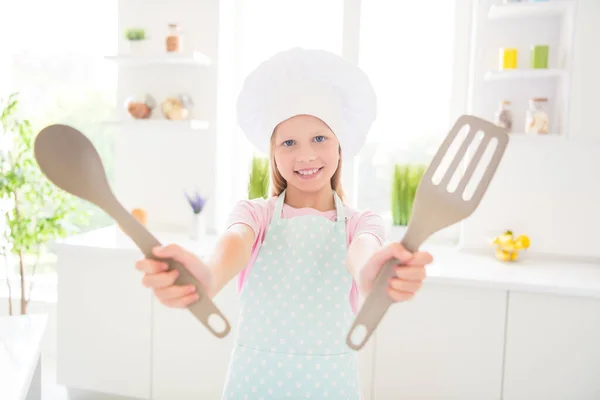 Foto di giovane allegra bambina felice sorriso positivo spettacolo cucina posate spatola mestolo cucina al chiuso — Foto Stock