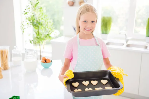 Foto di giovane felice ragazza positiva tenere le mani vassoio biscotti freschi fatti in casa all'interno della casa cucina casalinga — Foto Stock