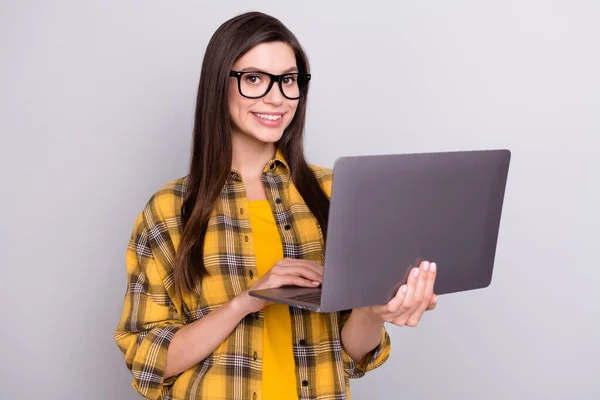 Fénykép a fiatal üzletasszony boldog pozitív mosoly programozó típusú e-mail elszigetelt szürke színű háttér — Stock Fotó