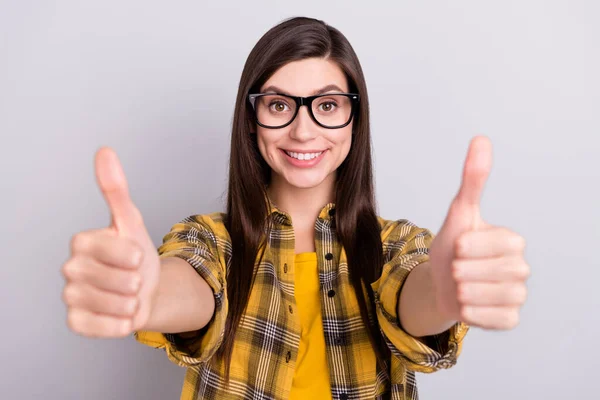 Fénykép a fiatal lány boldog pozitív mosoly mutatják hüvelykujj-up, mint finom ajánlom hirdetések elszigetelt szürke színű háttér — Stock Fotó