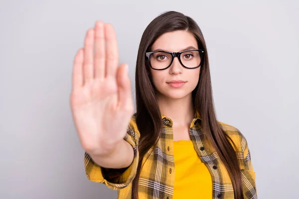 Foto de niña infeliz negativo mostrar la mano no stop rechazar bloque signo aislado sobre fondo de color gris — Foto de Stock