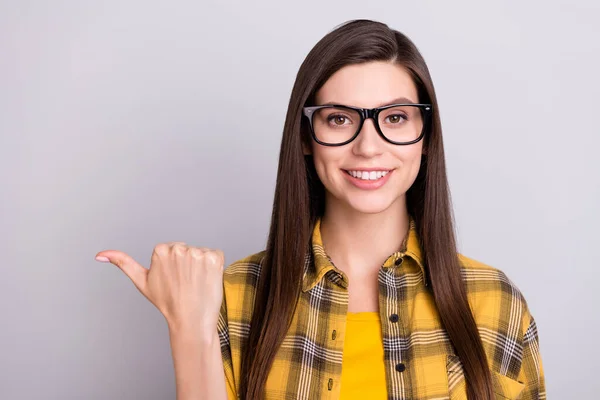 Foto de jovem atraente menina feliz sorriso positivo ponto polegar espaço vazio anúncio promo escolher isolado sobre fundo de cor cinza — Fotografia de Stock