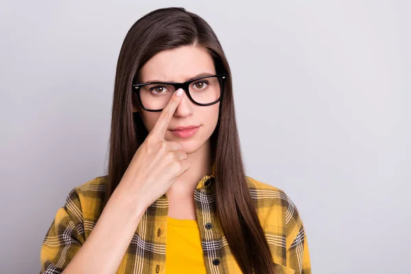 Zdjęcie młodej atrakcyjnej dziewczyny nieszczęśliwy negatywny nastrojowy palec naprawić okulary izolowane na szarym tle koloru — Zdjęcie stockowe
