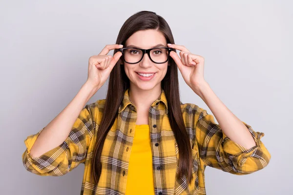 Foto de mulher muito adorável jovem vestido camisa quadriculada braços óculos sorrindo isolado fundo cor cinza — Fotografia de Stock