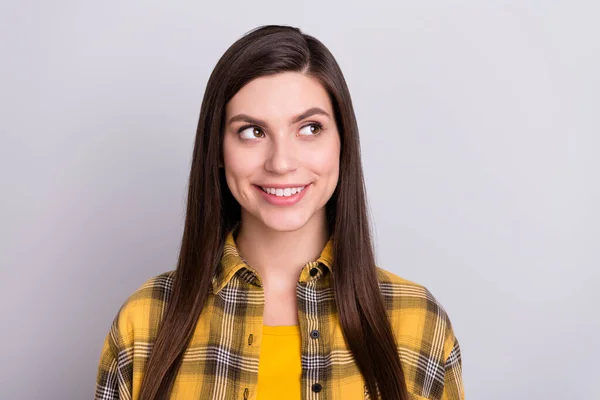 Foto von süßen niedlichen jungen Frau kariertes Hemd gekleidet lächelnd suchen leeren Raum isoliert graue Farbe Hintergrund — Stockfoto