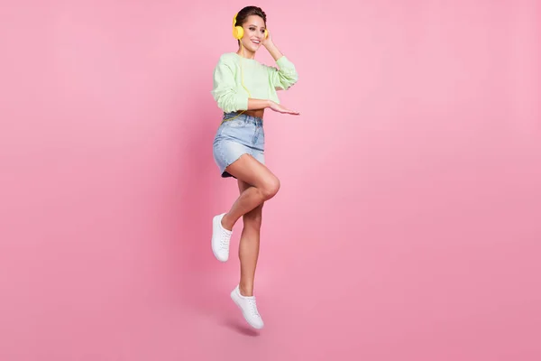 Foto lateral de perfil de tamaño completo de la joven feliz sonrisa positiva música dj auriculares salto aislado sobre fondo de color pastel —  Fotos de Stock