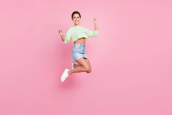 Полная длина профиля сторону фото молодой девушки счастливый позитивный прыжок улыбка отпраздновать победу успех изолирован над пастельным цветом фона — стоковое фото
