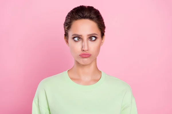 Foto de chica joven engañando mueca cara ojos entrecerrados puchados labios aislados sobre fondo de color pastel — Foto de Stock