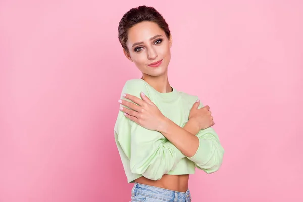 Foto di affascinante felice bella giovane donna abbracciarsi sorridere buon umore isolato su sfondo di colore rosa — Foto Stock