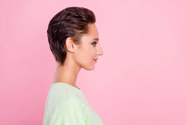 Perfil foto lateral da menina atraente feliz sorriso positivo confiante olhar espaço vazio isolado sobre cor rosa fundo — Fotografia de Stock