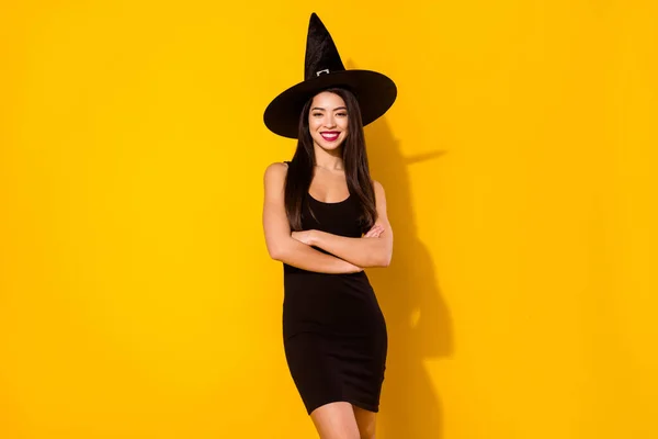 Photo de douce sorcière optimiste jeunes femmes croisées bras porter chapeau robe noire isolé sur fond de couleur jaune — Photo