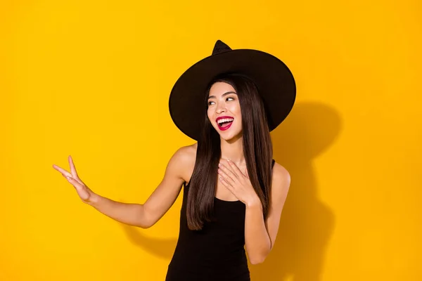 Zdjęcie słodkie funky czarownica lady wygląd puste miejsce nosić czarny sukienka czapka izolowane na żółtym tle kolor — Zdjęcie stockowe