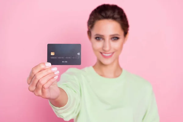 Fénykép a fiatal lány boldog pozitív mosoly megjelenítése bankkártya vásárlás ajánlom elszigetelt felett pasztell szín háttér — Stock Fotó