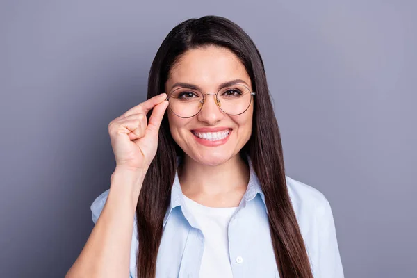 Foto de mulher muito madura engraçada usar óculos de braço camisa formal isolado fundo cor cinza — Fotografia de Stock