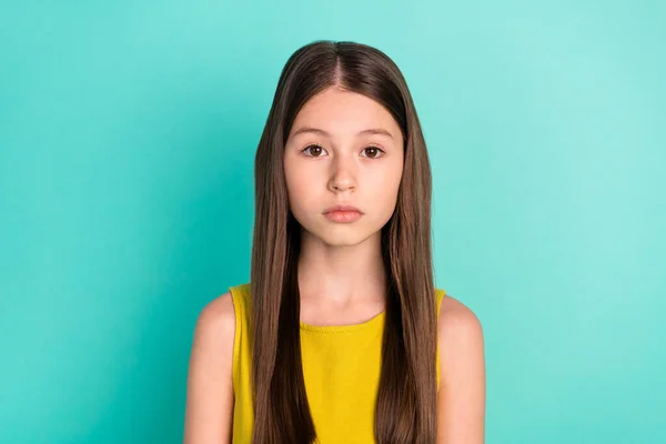 Foto de chica seria de pelo castaño bonito usar vestido amarillo aislado sobre fondo de color verde azulado brillante — Foto de Stock