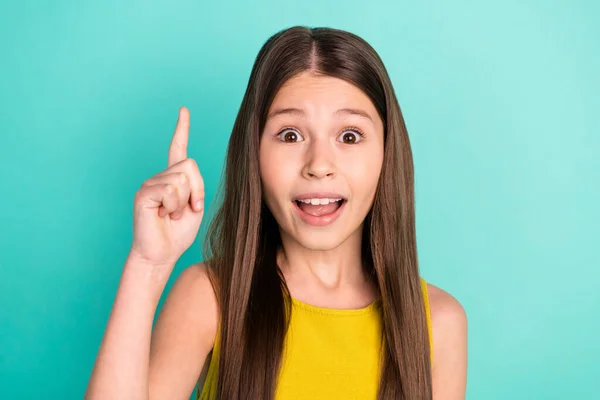 Foto de impressionado menina de cabelo marrom bonito usar vestido amarelo isolado no fundo de cor teal brilhante — Fotografia de Stock