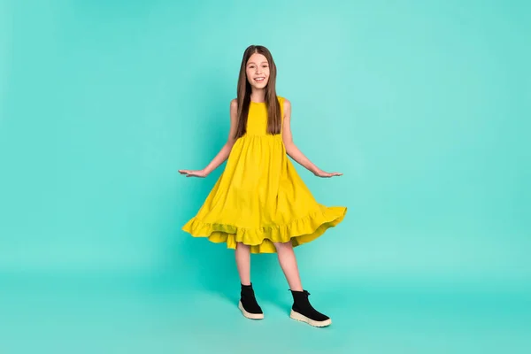 Foto de tamaño completo de optimista chica de pelo marrón agradable usar zapatos de vestir amarillos aislados en fondo de color verde azulado brillante —  Fotos de Stock