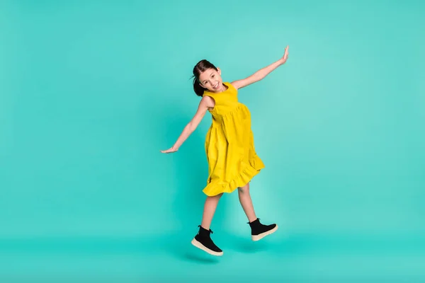 Full size zdjęcie profilu optymistyczne ładne brązowe włosy dziewczyna skok nosić żółtą sukienkę izolowane na jasnym tle ciemny morski kolor — Zdjęcie stockowe