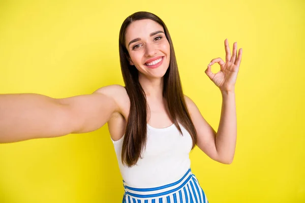 Auto-retrato de menina alegre atraente mostrando negócio anúncio ok-ad feito isolado sobre fundo de cor amarela vibrante — Fotografia de Stock