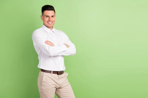 Zdjęcie uroczy słodki młody dżentelmen nosić białą koszulę uśmiechnięte ramiona złożone puste miejsce odizolowane zielony kolor tło — Zdjęcie stockowe