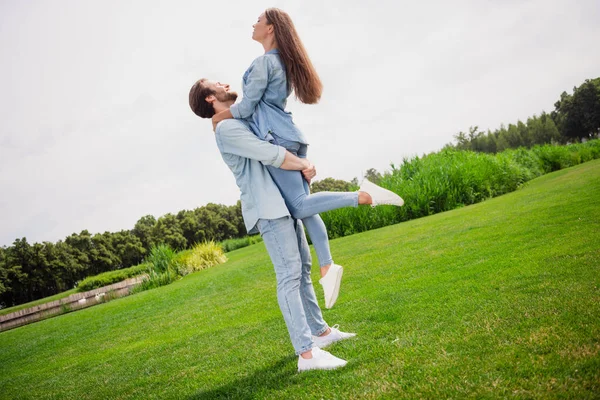 Perfil em tamanho completo lado bom humor sorrindo casal dançando marido segurar esposa girando em torno de ter data romântica no parque — Fotografia de Stock