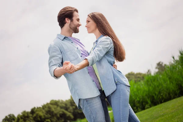 Perfil da foto lateral do bom humor casal animado dançando história de amor celebrar aniversário lua de mel ao ar livre — Fotografia de Stock