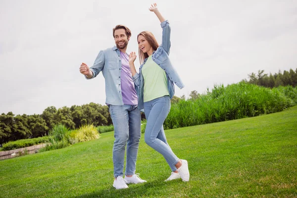 Foto em tamanho completo de bom humor alegre casal dançando se divertindo desfrutando de tempo livre ativo fim de semana energético — Fotografia de Stock