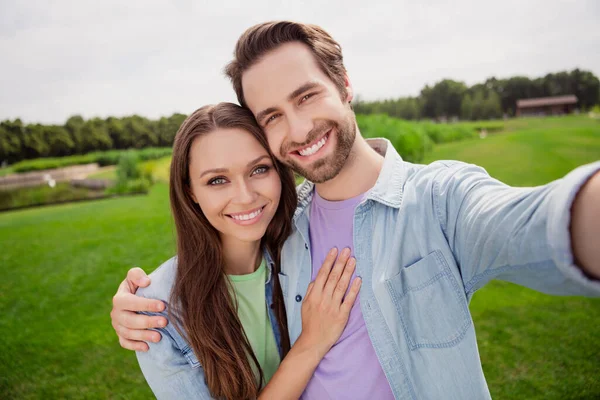 Zdjęcie wesołego uśmiechu piękne małżeństwo wziąć selfie żona mąż korzystających wakacje świętować rocznicę — Zdjęcie stockowe