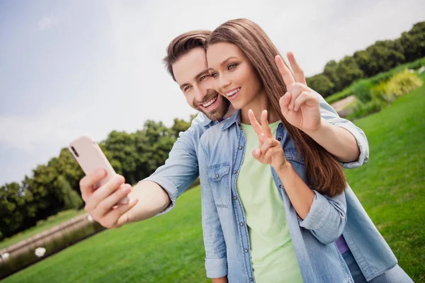 Foto di sorridente buon umore funky divertente coppia prendere selfie mostrando v-segno rilassante all'aperto vacanza estiva vacanza — Foto Stock