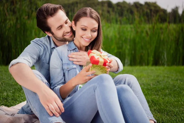 Foto de sorrir alegre bom humor lindo casal tem data romântica piquenique ao ar livre celebrar aniversário lua de mel — Fotografia de Stock
