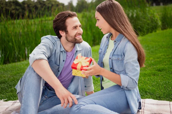 Foto van goed humeur vrolijk paar vrouw en man hebben picknick buiten genieten weekend vieren vrouw verjaardag geschenkdoos — Stockfoto