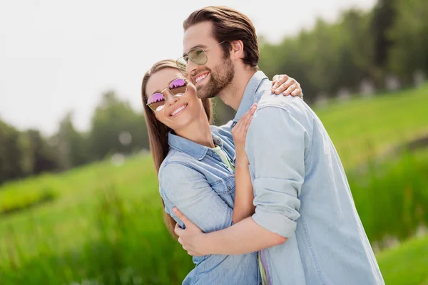 Фото веселой улыбкой прохладной позитивной супружеской пары отмечают медовый месяц наслаждаясь летними выходными на открытом воздухе — стоковое фото
