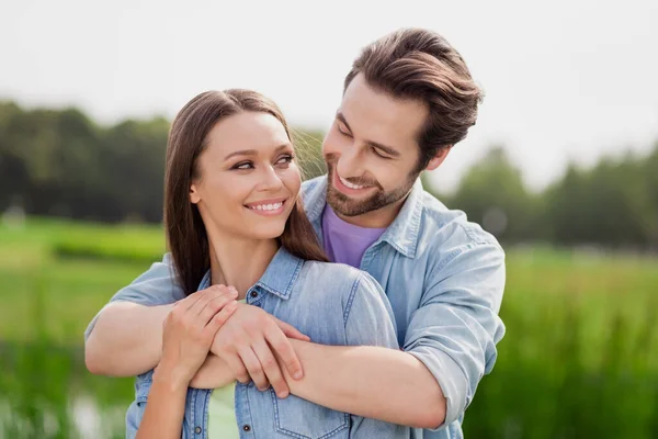 Portret van jong vrolijk goed humeur paar getrouwd vrouw echtgenoot knuffel omarmen genieten van vrije tijd buiten — Stockfoto