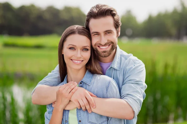 Portret van jong mooi vrolijk glimlachend paar vrouw en echtgenoot knuffel omarmen ontspannen buiten genieten van vrije tijd — Stockfoto