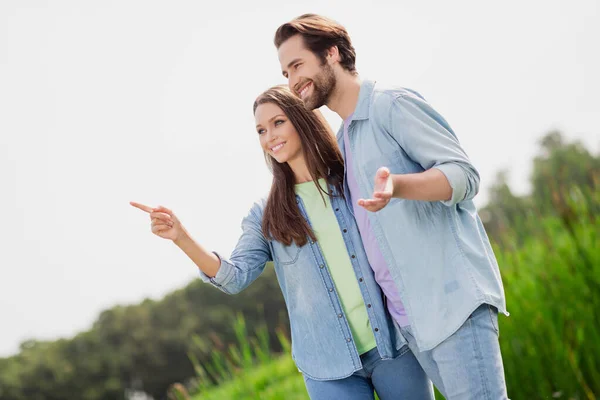 Foto van goed humeur mooie mooie paar vrouw en man reizen punt vinger sightseeing genieten van vrije tijd buiten — Stockfoto