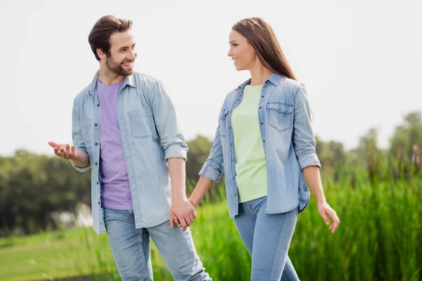 Foto de sonriente buen humor casado pareja esposa marido ir caminar juntos tomar de la mano relajante al aire libre al aire libre — Foto de Stock