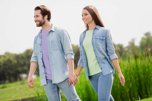 Foto de pareja positiva de buen humor encantadora ir a caminar juntos al aire libre en el parque tomados de la mano relajarse al aire libre fin de semana de verano — Foto de Stock