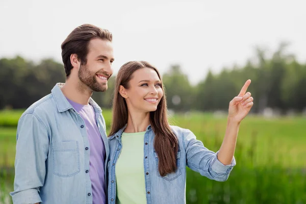 Foto de alegre sorrindo lindo casal bonito namorado e namorada viajando juntos passeios relaxantes ao ar livre — Fotografia de Stock