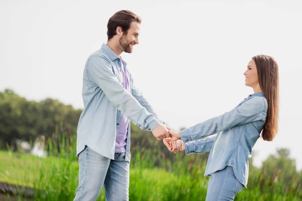 Foto av leende glada härliga par skyndade tid tillsammans hålla händerna romantisk dag njuta av helgen utomhus — Stockfoto