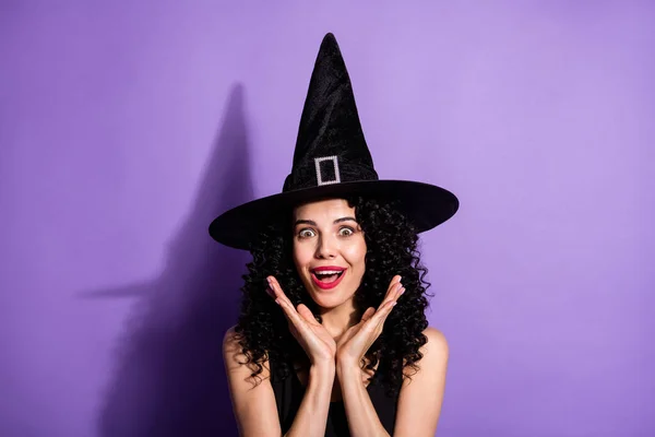 Portrét mladé krásné užaslé usmívající se dívka čarodějnice vidět velký prodej sleva černá pátek izolované na fialové barvy pozadí — Stock fotografie