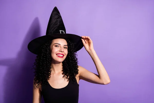 Foto de jovem bonita feliz sorrindo alegre bruxa menina em forma de cone chapéu isolado no fundo cor violeta — Fotografia de Stock