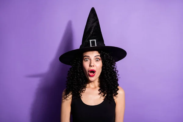 Fotografie mladé šokované překvapené čarodějnice dívka slyšet neuvěřitelné novinky izolované na fialové barvy pozadí — Stock fotografie