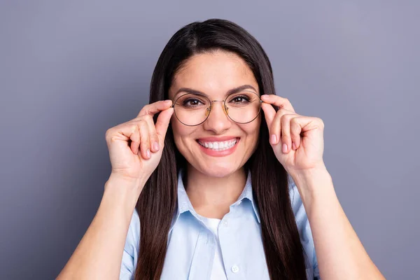 Foto de mulher madura muito charmoso desgaste formal camisa braços óculos sorrindo isolado fundo cor cinza — Fotografia de Stock