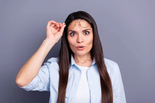 Foto van charmante opgewonden volwassen vrouw dragen formele shirt arm bril geïsoleerde grijze kleur achtergrond — Stockfoto