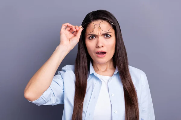 Foto de impressionado chocado jovem senhora vestido azul camisa braço óculos isolado cinza cor fundo — Fotografia de Stock