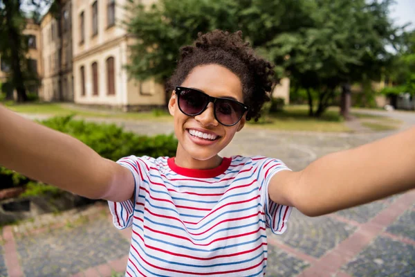 Zdjęcie portret kręcone dziewczyna noszenie sunglass paski t-shirt robienie selfie w kampusie uczelni — Zdjęcie stockowe