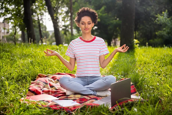 Foto completa di giovane donna africana felice sorriso positivo riposo relax meditare om zen pausa yoga all'aperto — Foto Stock